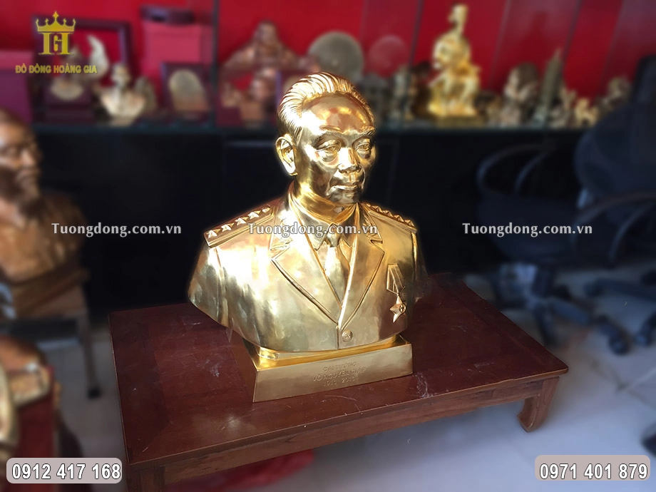 Hình ảnh nhìn nghiêng của bức tượng đồng